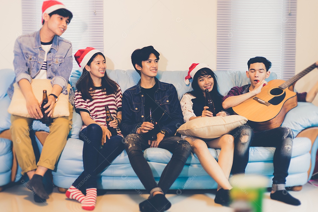 Grupo asiático de amigos festejando com cerveja alcoólica