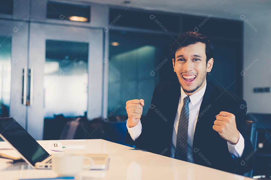 Empresários asiáticos Sucesso e conceito vencedor - equipe feliz com as mãos levantadas celebrando o avanço e as conquistas