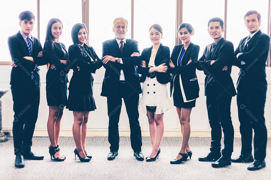 sorrindo feliz empresário e empresárias comemorando sucesso Achievement Arm levantado e mostrar o polegar para cima conceito