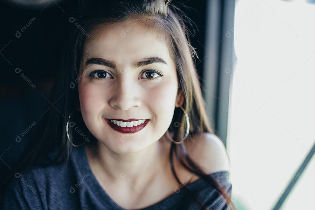 Mulheres asiáticas sorrindo e felizes Relaxando em uma cafeteria depois de trabalhar em um escritório de sucesso.