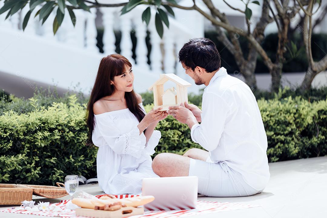 Feliz amante de casais românticos conversando e bebendo vinho enquanto fazia um piquenique em casa