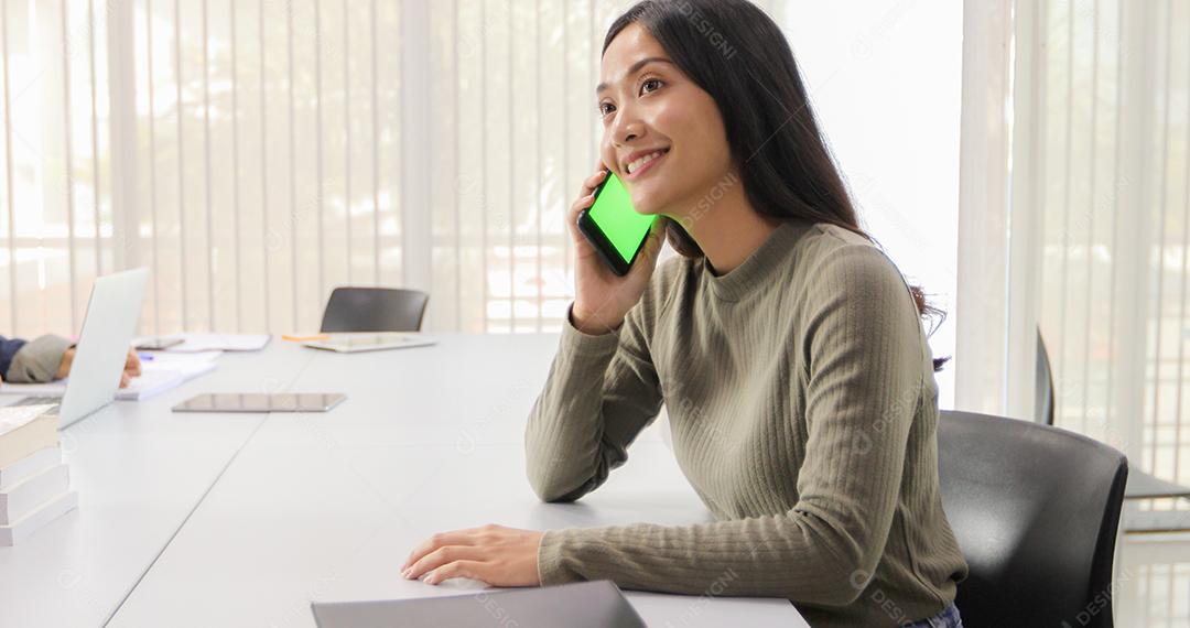 Mulher asiática Estudante Sorriam e se divertem usando smartphone e tablet Também ajuda a compartilhar ideias no trabalho e no projeto.