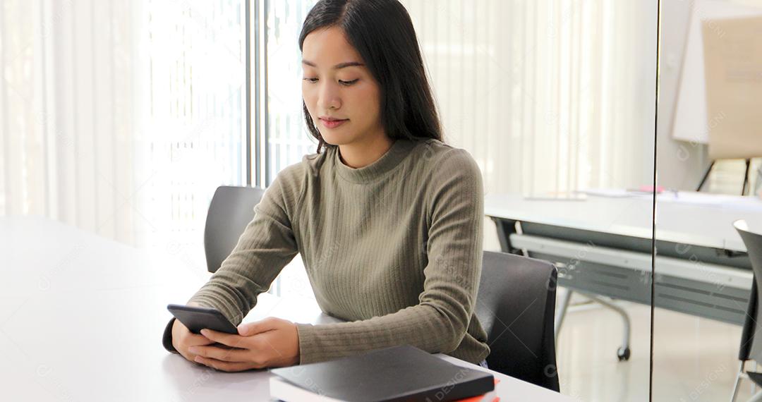 Mulher asiática Estudante Sorriam e se divertem usando smartphone e tablet Também ajuda a compartilhar ideias no trabalho e no projeto.