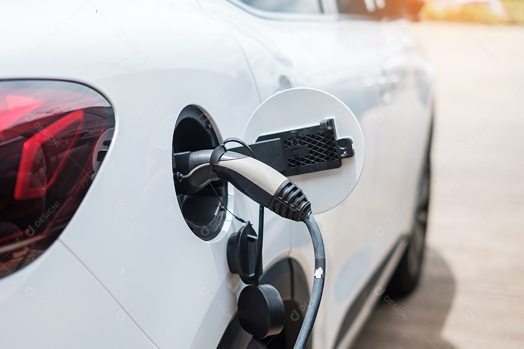 Bateria de carregamento de carro elétrico na estação de carregador EV ou em casa. energia de energia verde, alternativas ecológicas