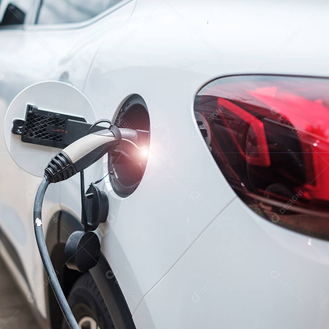 Bateria de carregamento de carro elétrico na estação de carregador EV ou em casa. energia de energia verde, alternativas ecológicas