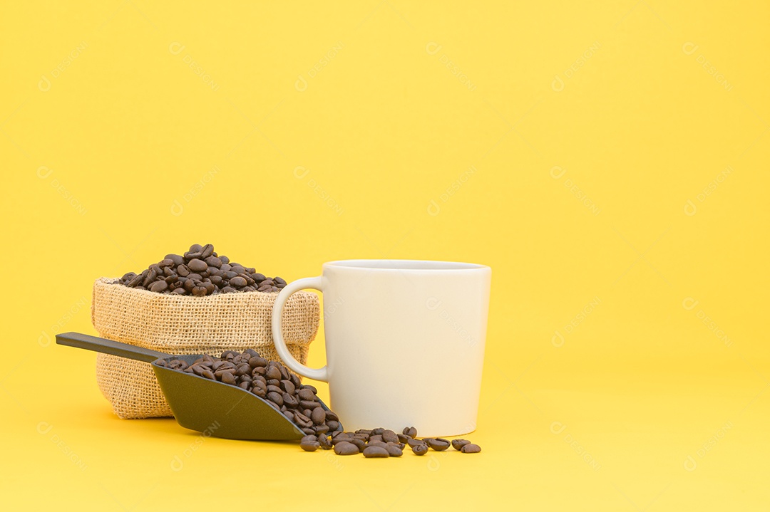Canecas de ce grãos de café, bebidas energéticas