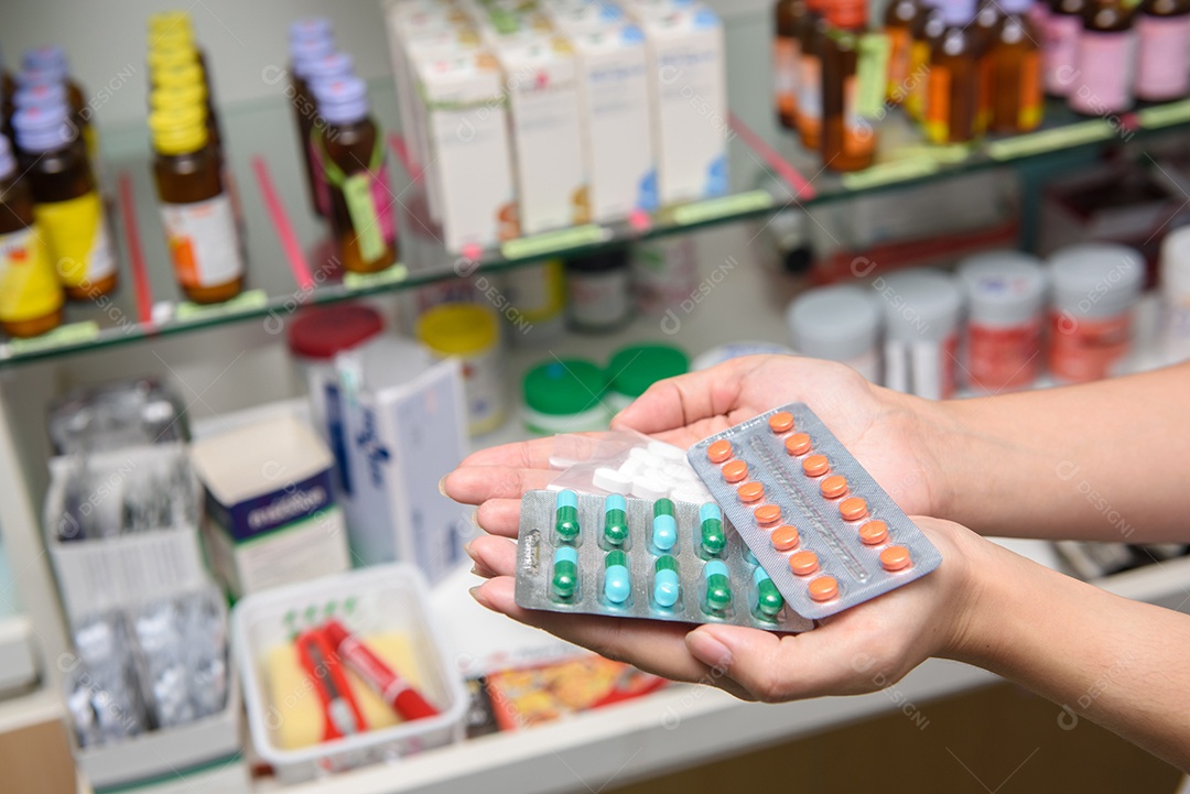 Mão segurando o remédio. Medicamento.