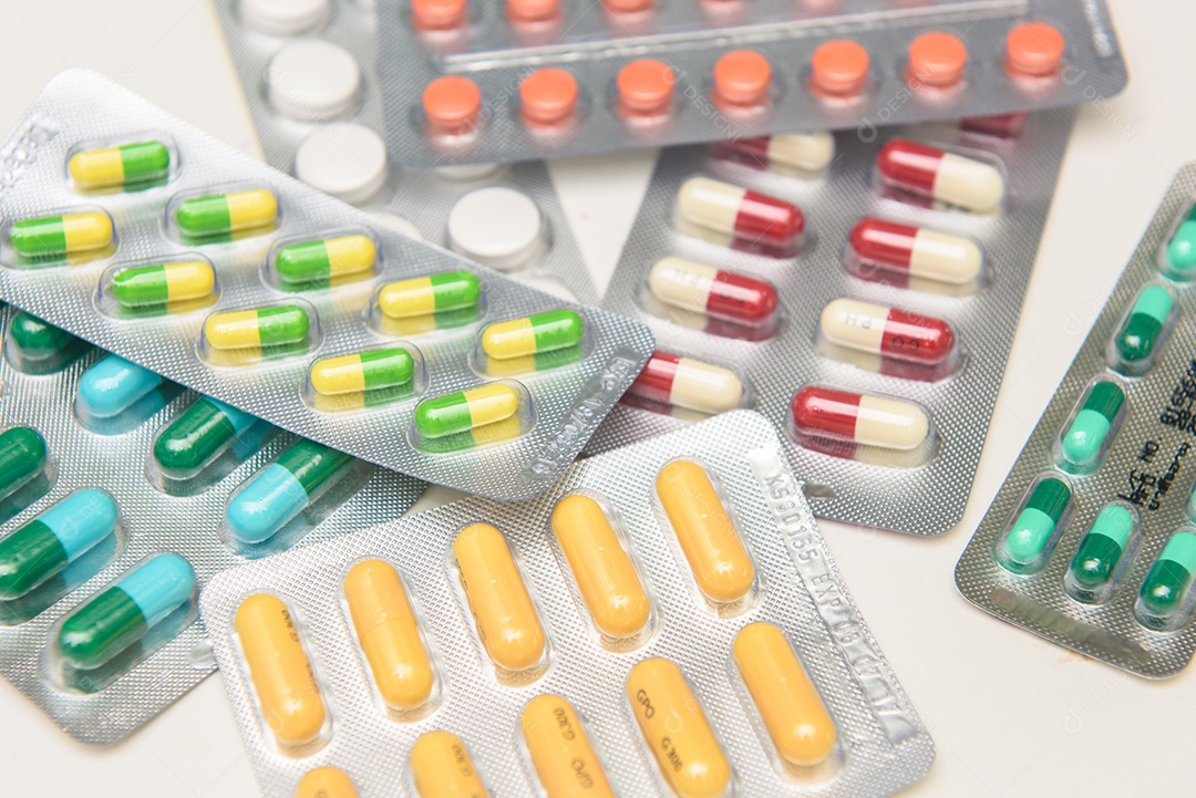 Cápsulas coloridas e comprimidos em branco