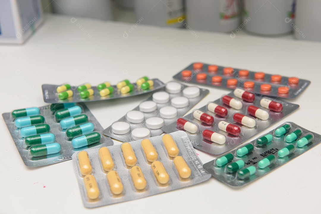 Cápsulas coloridas e comprimidos em branco