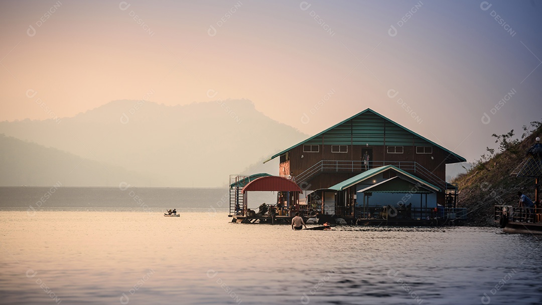Pequeno bangalô no rio manhã
