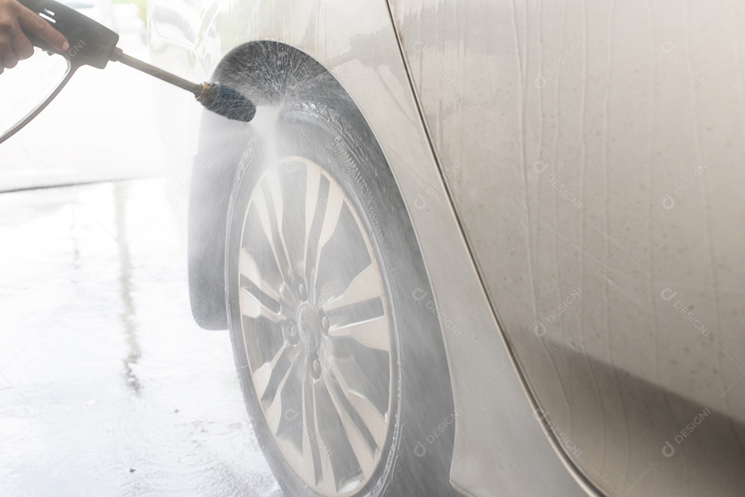 Limpeza de lavagem de carro com espuma e água de alta pressão