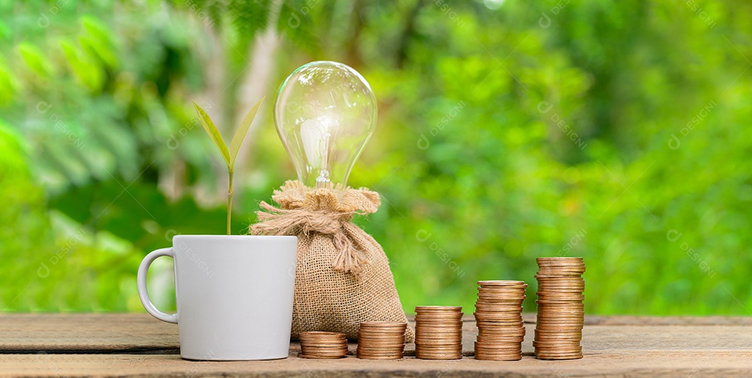 Moedas empilhadas de conceito investem estoque economizam dinheiro