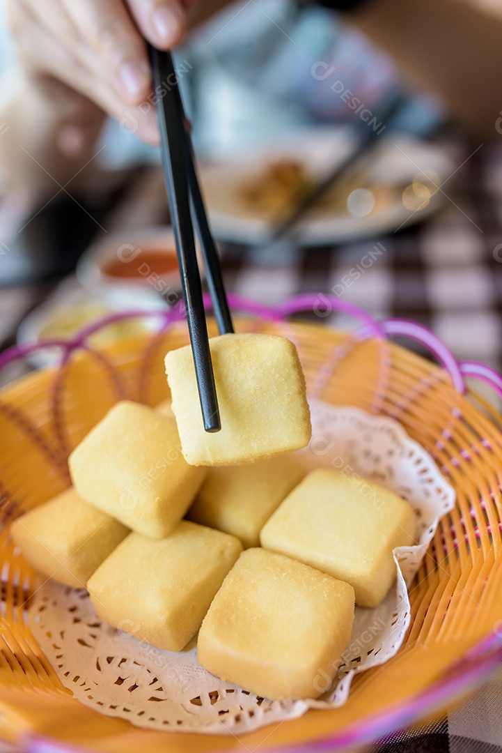 Tofu frito com pauzinhos
