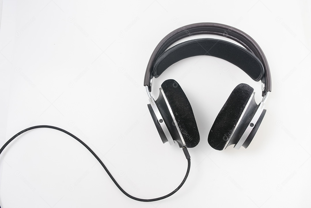 Fone de ouvido isolado no fundo branco