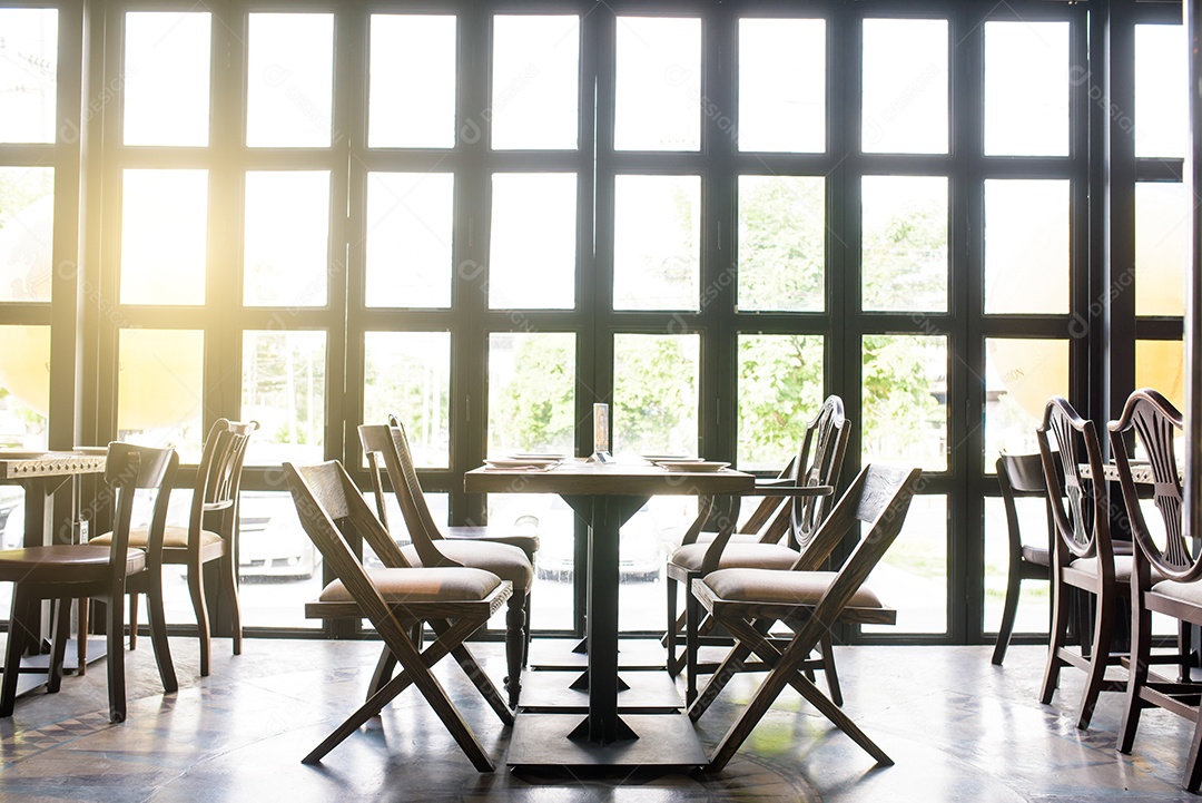 Restaurante de cadeira e fundo claro