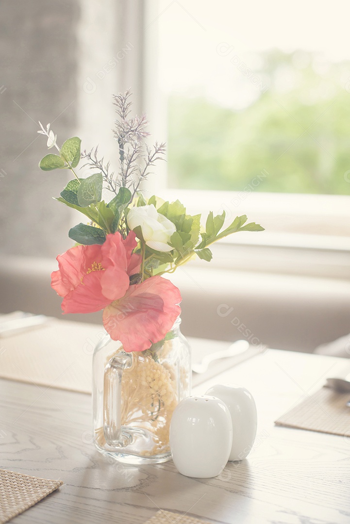 Design de interiores de sala de estar moderna com vaso de flores artificiais