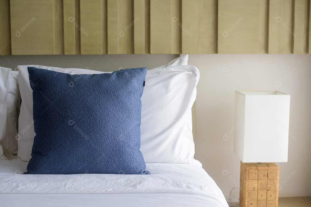 Quarto de hotel abstrato com lâmpada e cama de hotel