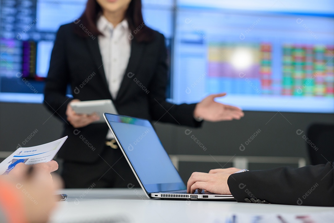 Jovens empresários em reunião de diretoria no escritório