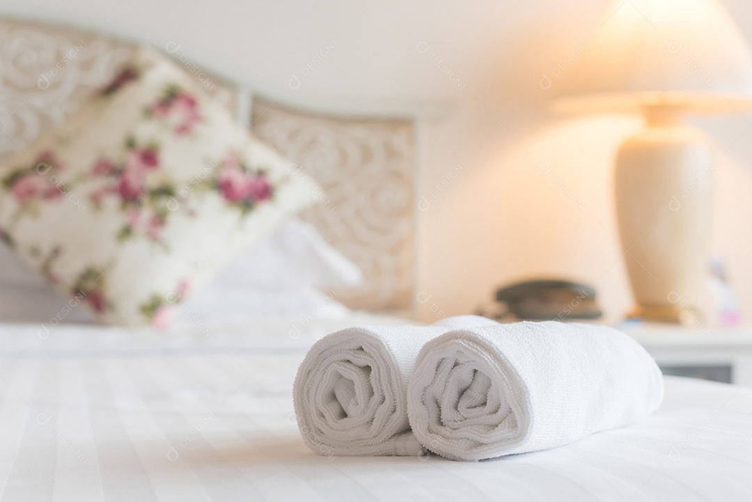 Cama no hotel, quarto pronto para convidados