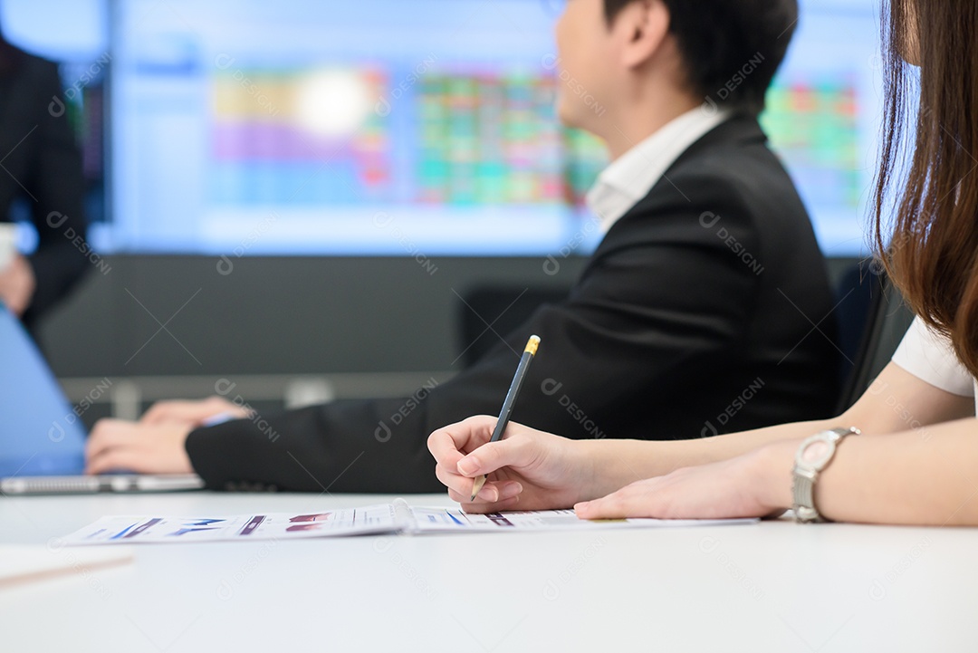 Jovens empresários em reunião de diretoria no escritório