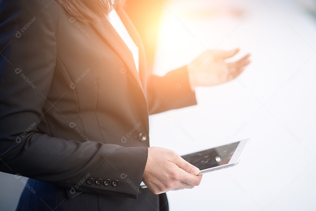 Garota de negócios presente. investidor profissional trabalhando novo começo