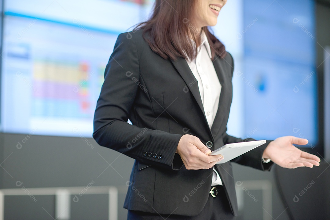 Garota de negócios presente. investidor profissional trabalhando novo começo