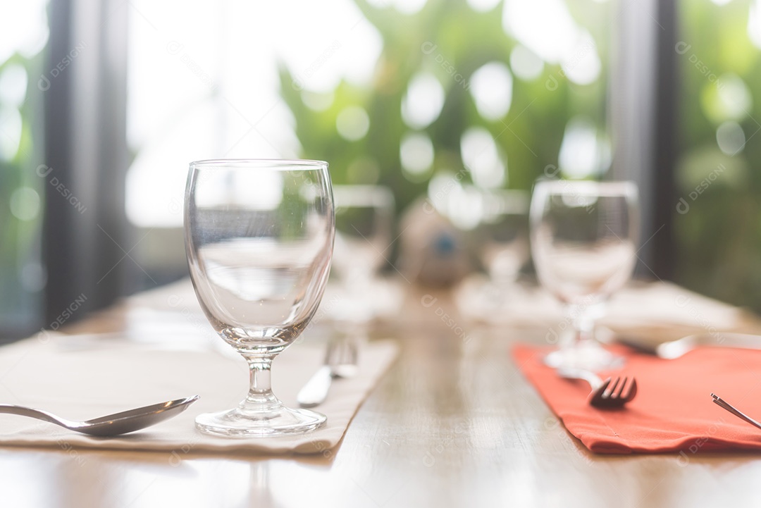 Pratos na mesa no restaurante