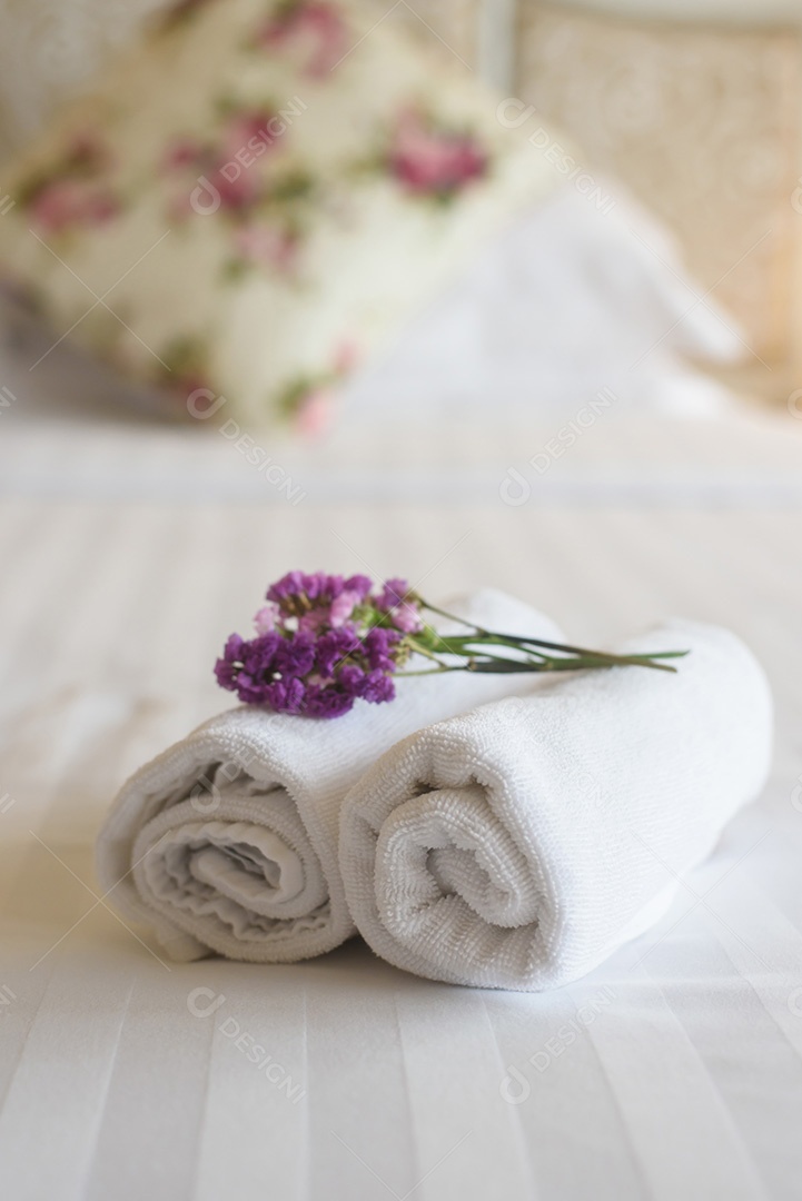 Cama no hotel, quarto pronto para convidados
