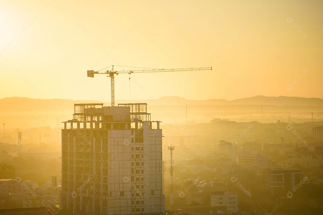 Edifício do canteiro de obras na hora do nascer do sol