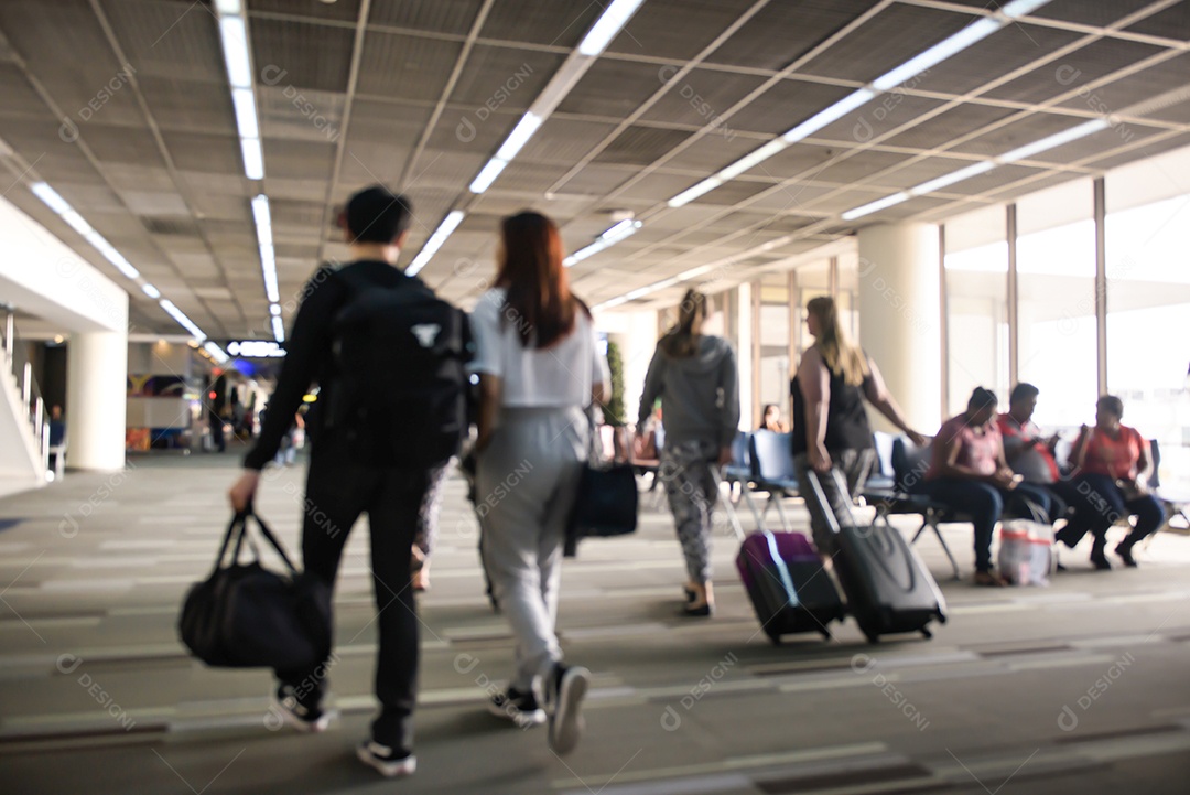 Fundo desfocado : Viajante no terminal do aeroporto desfocar o fundo