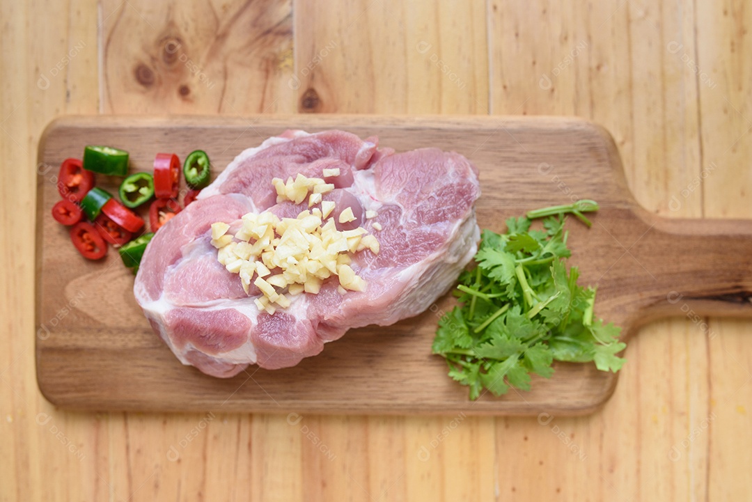 Carne de porco crua a bordo e legumes