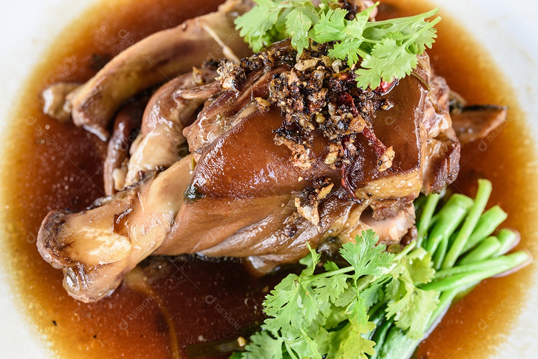 Perna de porco a vapor com legumes