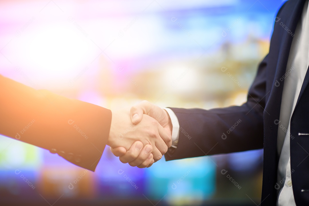 Empresários apertando as mãos, terminando a reunião