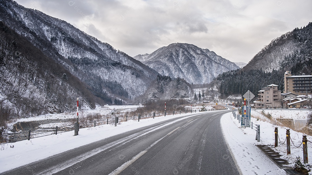 Estrada coberta de neve vazia na paisagem de inverno
