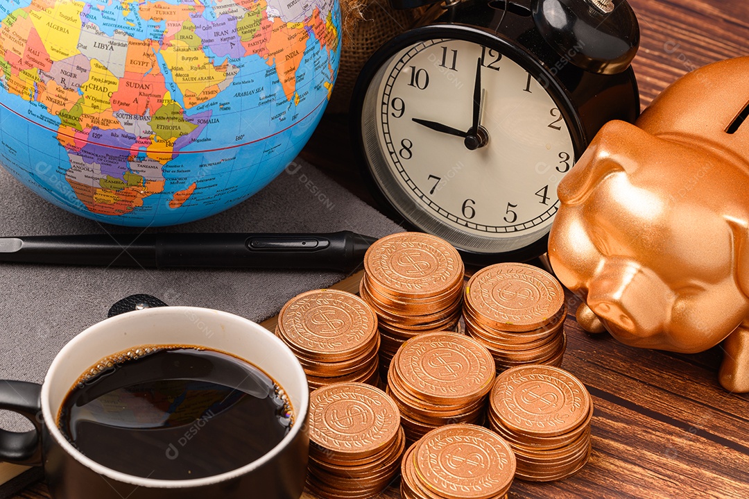 Finanças de negócios e economia de investimento em dinheiro, pilha de moedas de dinheiro