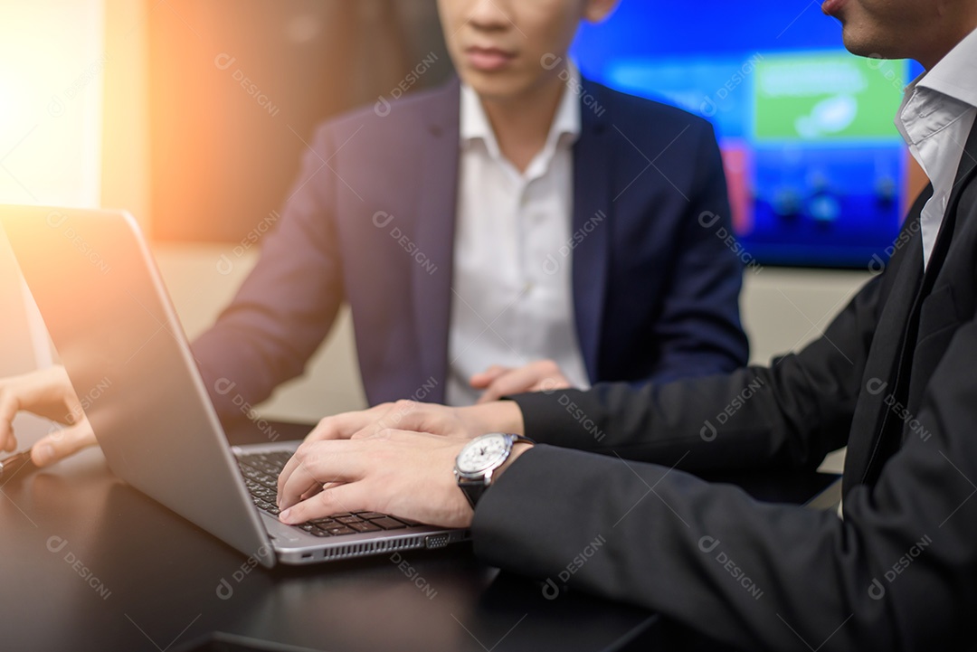 Close-up de empresários discutindo um plano financeiro