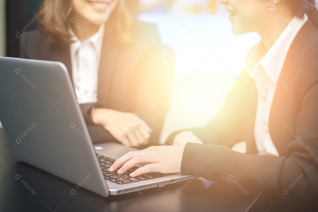 Close-up de empresários discutindo um plano financeiro