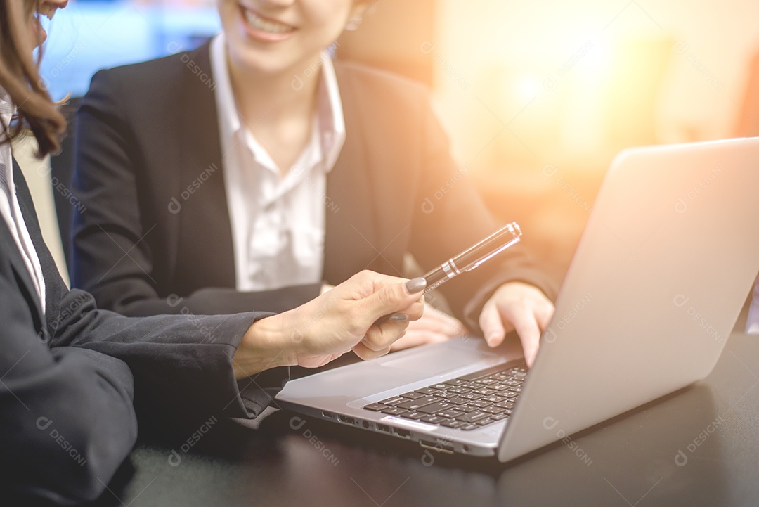 Close-up de empresários discutindo um plano financeiro