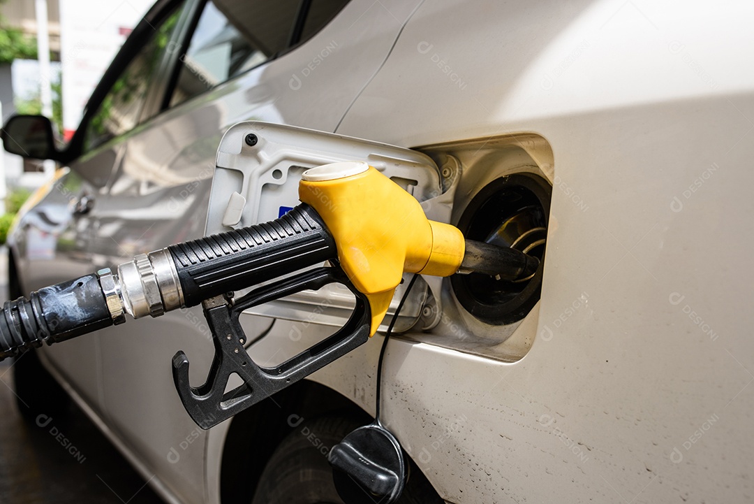 Bocal de combustível durante o reabastecimento em um posto de gasolina.