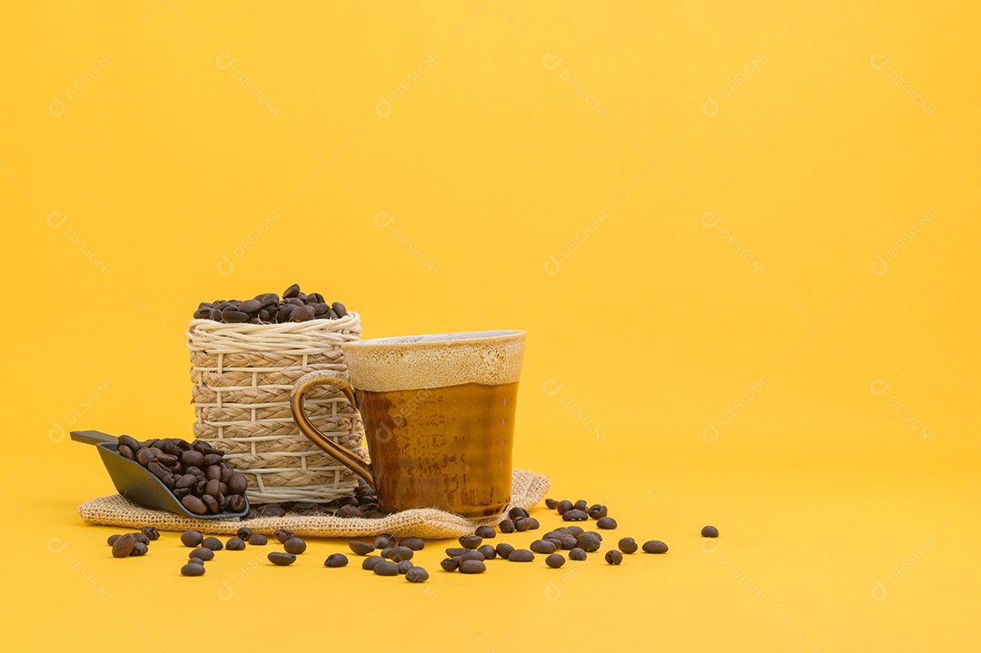 Canecas de café e grãos de café, bebidas energéticas