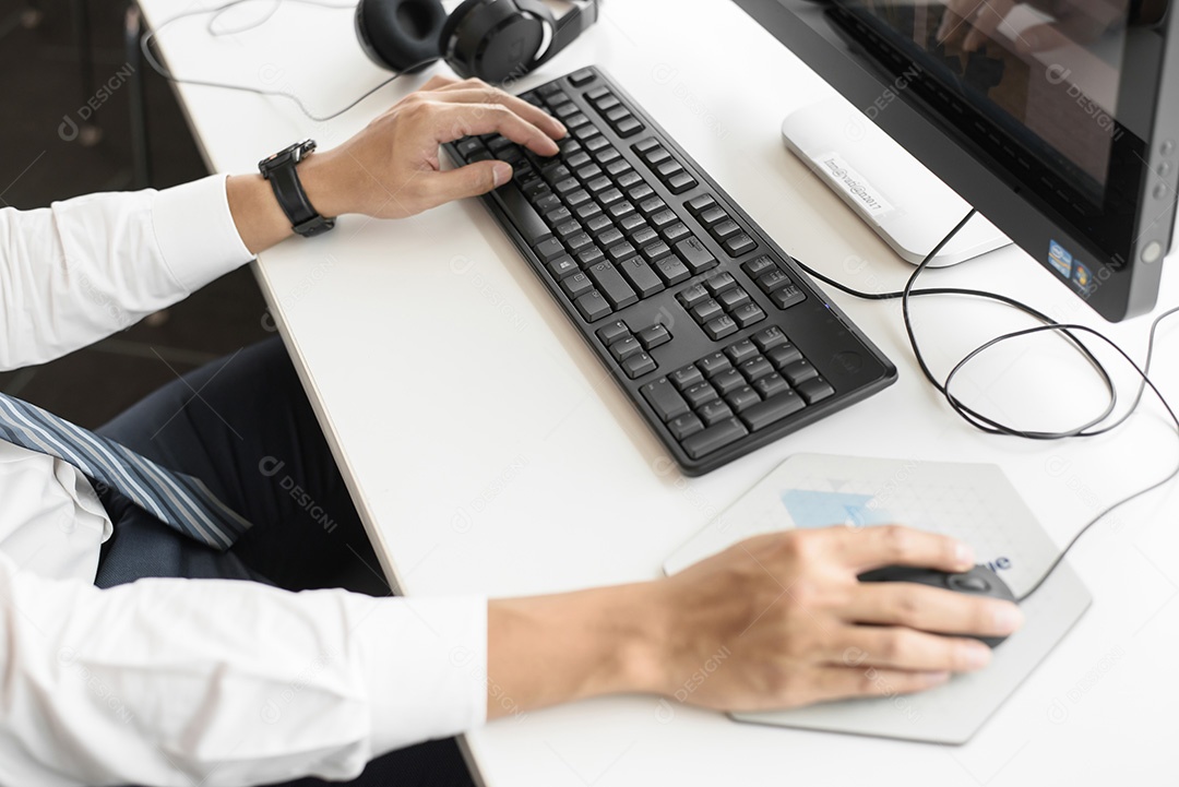 Homem de negócios que trabalha no computador no escritório