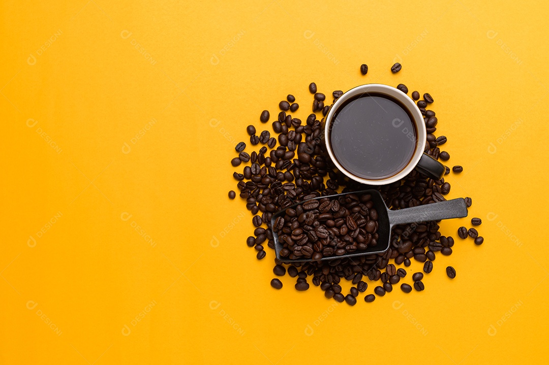 Mão segurando uma xícara de café, tomando café para dar energia.