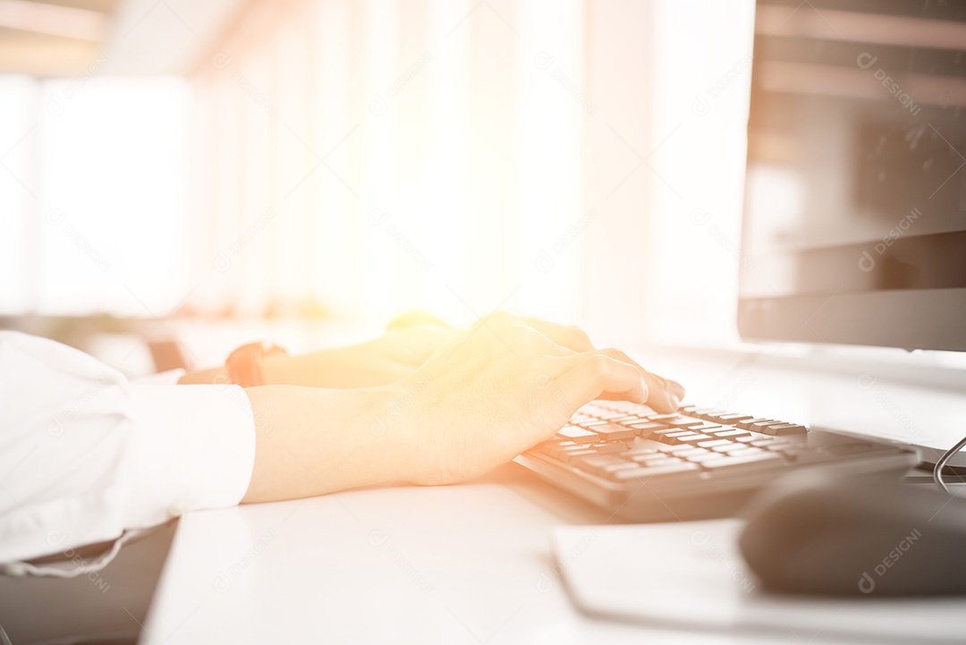 Homem de negócios que trabalha no computador no escritório