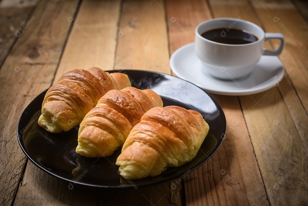 Deliciosos croissants no prato e xícara de café