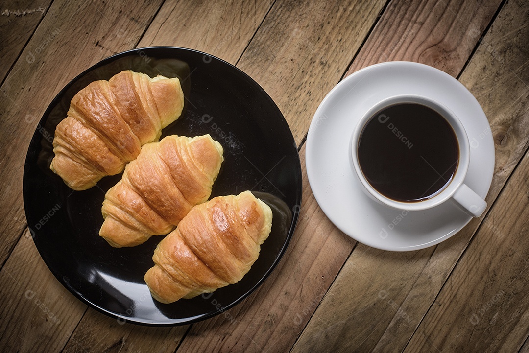Deliciosos croissants no prato e xícara de café