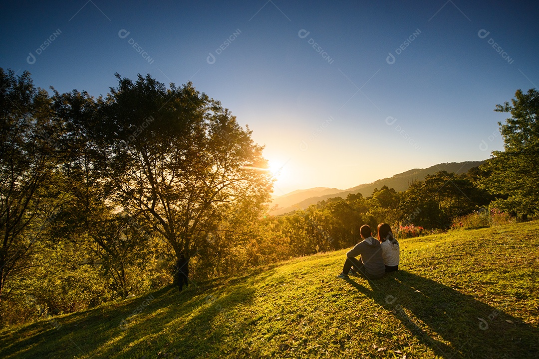 Casal de namorados observando o pôr do sol