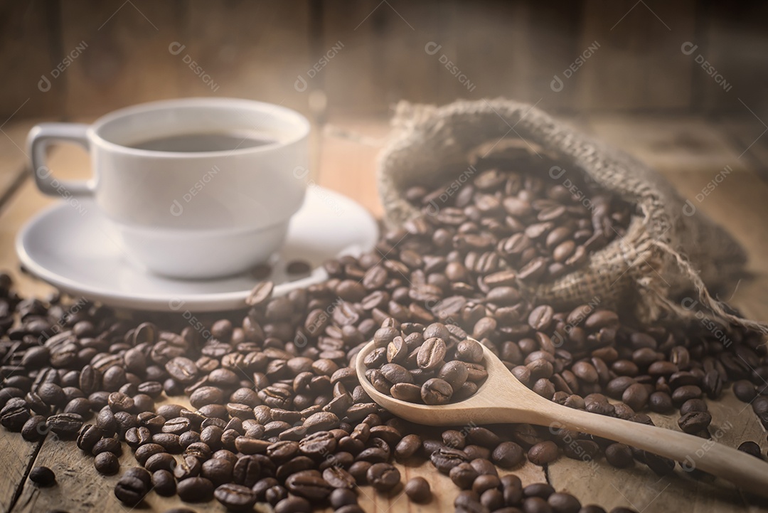 Xícara de café e grãos no fundo marrom