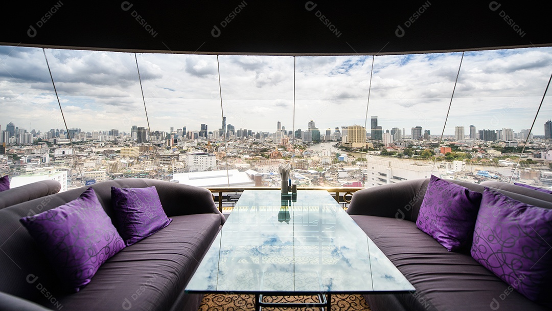 Restaurante e vista na cidade