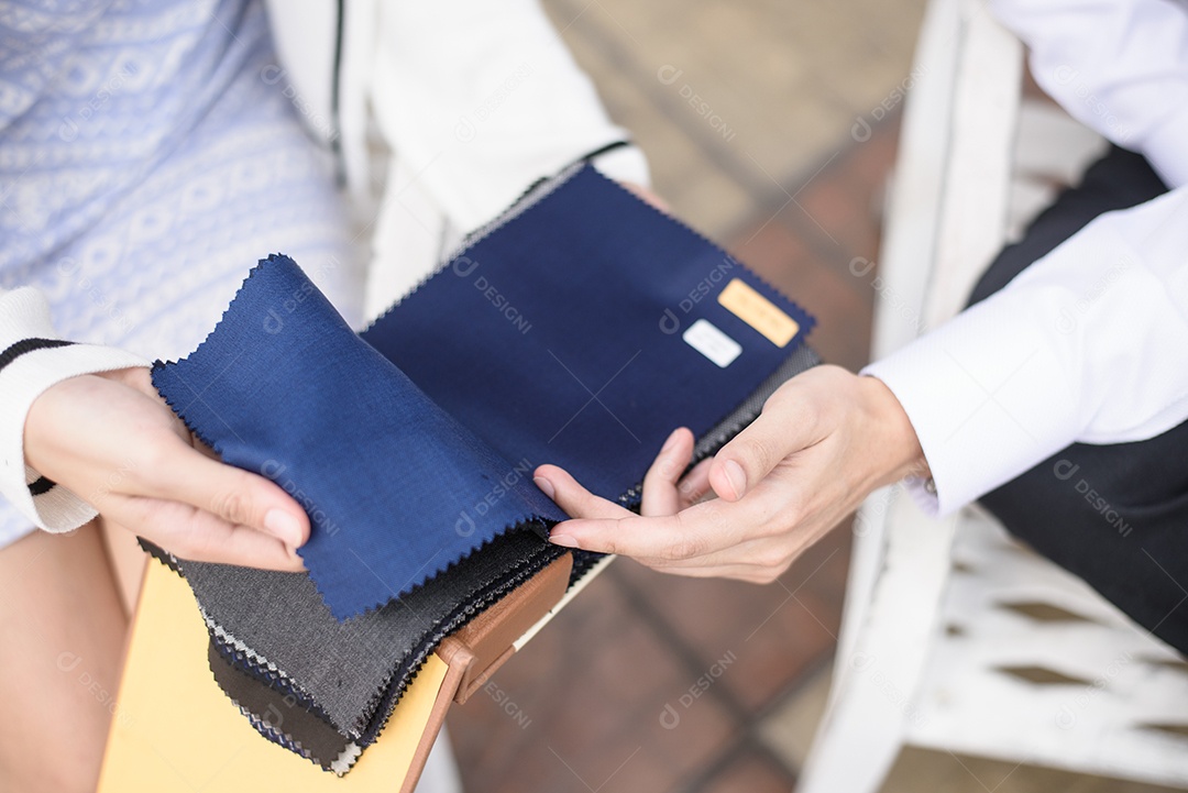 Alfaiate masculino escolhendo tecido