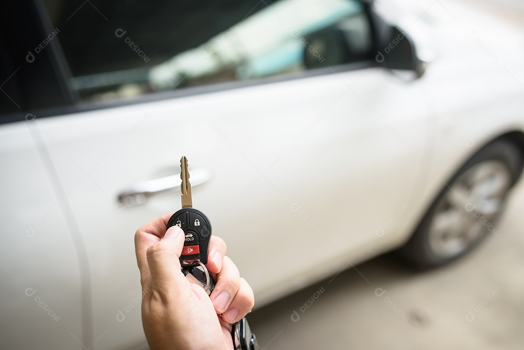 A mão dos homens pressiona os sistemas de desbloqueio do carro de controle remoto